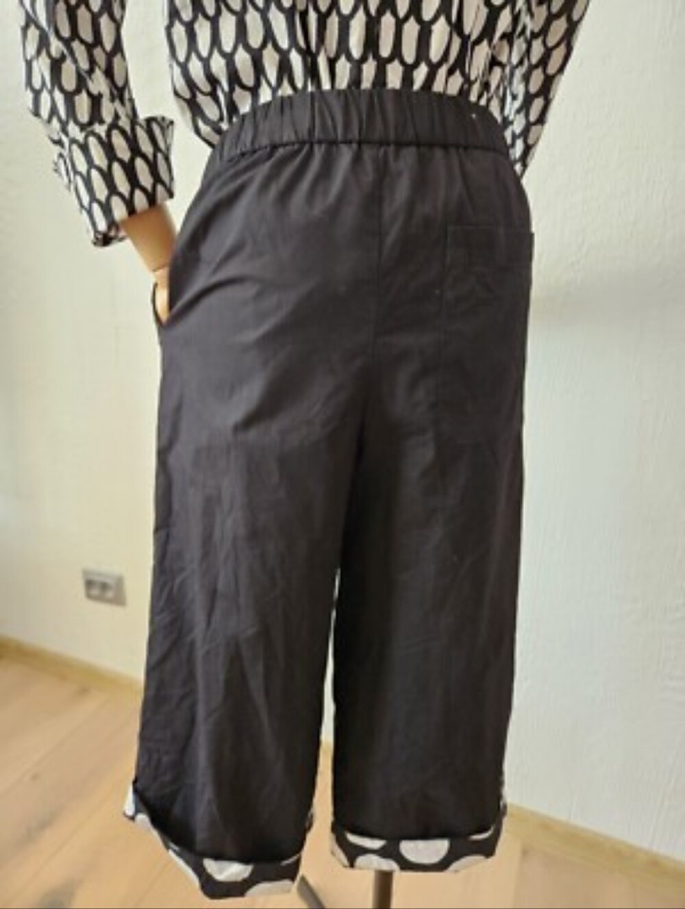 SHEIN Black Wide-Leg Cropped Pants with Patterned Cuff